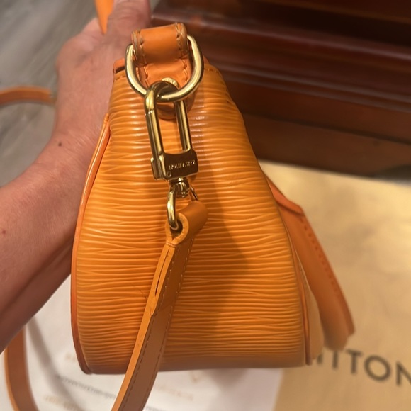 LV Two Way Bag with Certificate of Authenticity - Picture 8 of 10